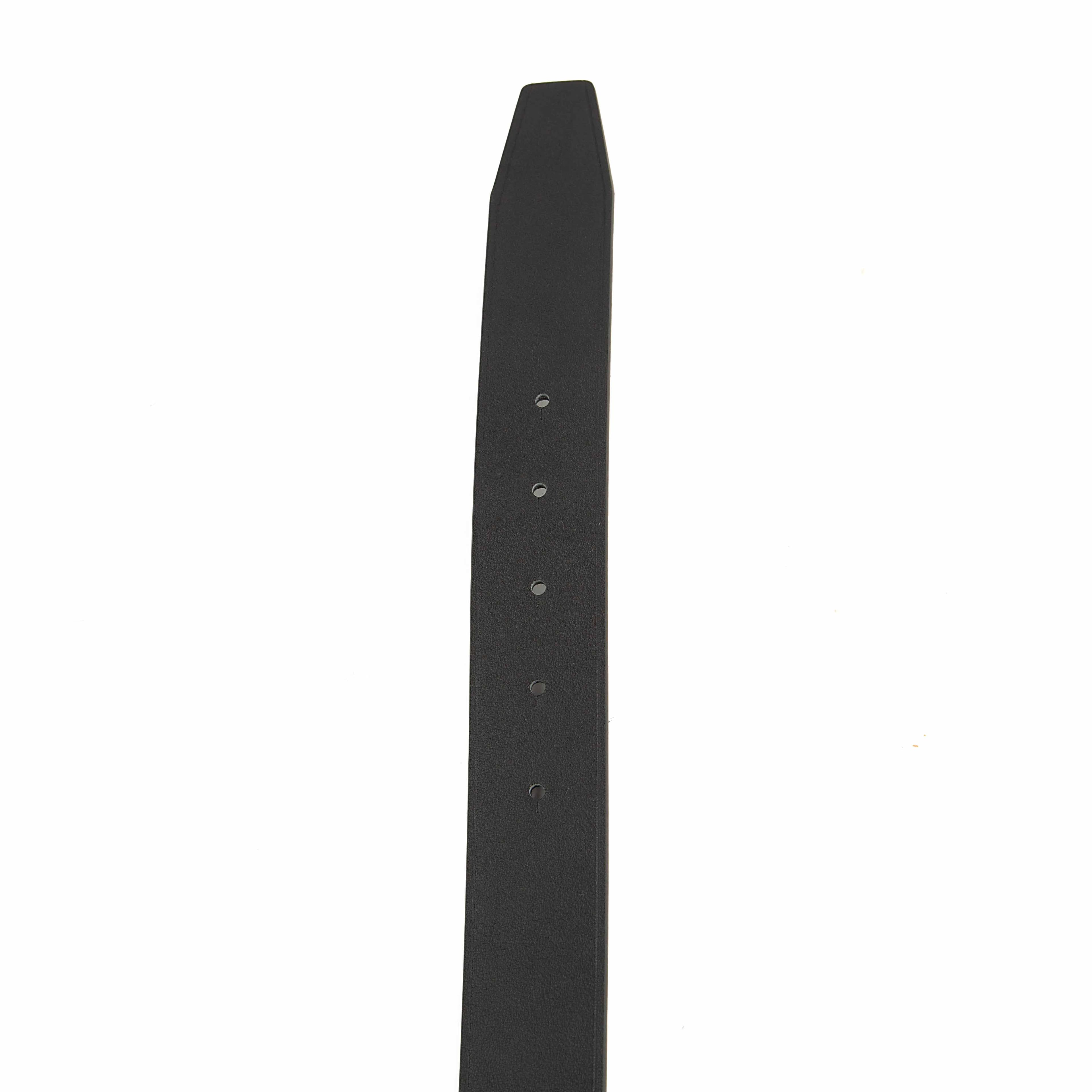 A staple of modern streetwear luxury, this belt features a thick, durable strap crafted from premium smooth calfskin leather.