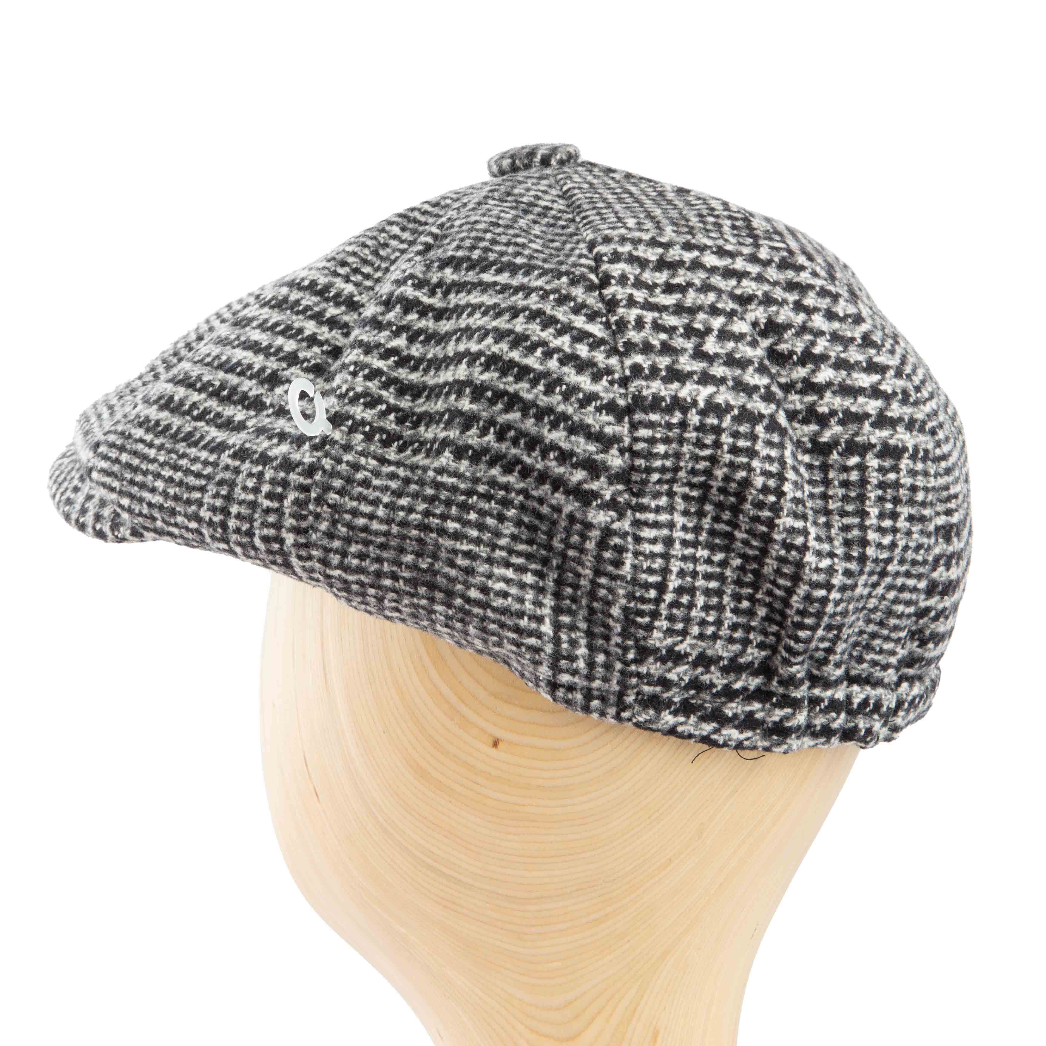 Black and white plaid newsboy cap - classic unisex style with houndstooth pattern and ÖZCAN tag.