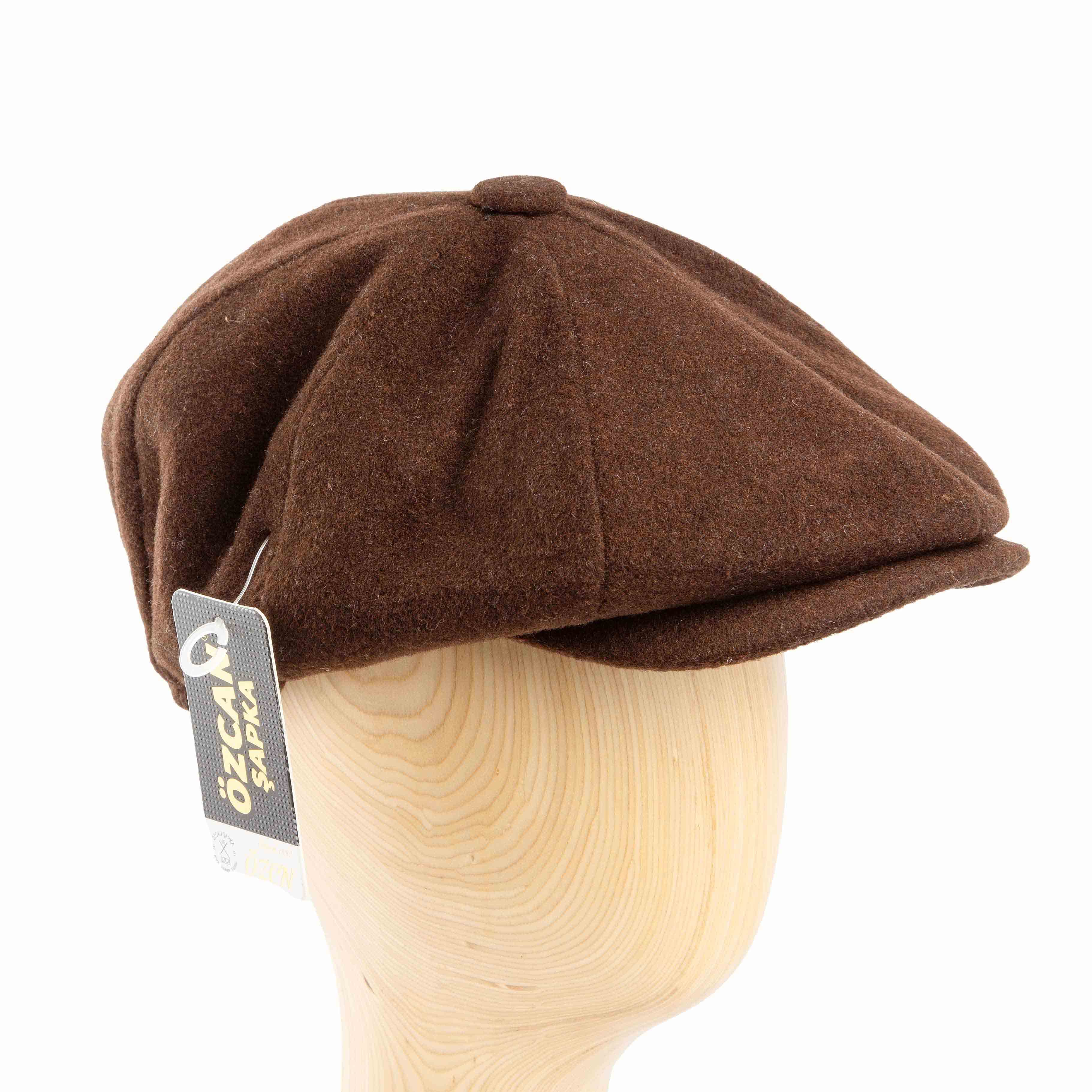 Classic solid brown newsboy cap. This versatile unisex flat cap offers timeless style, comfort, and a rich, warm touch for any outfit.
