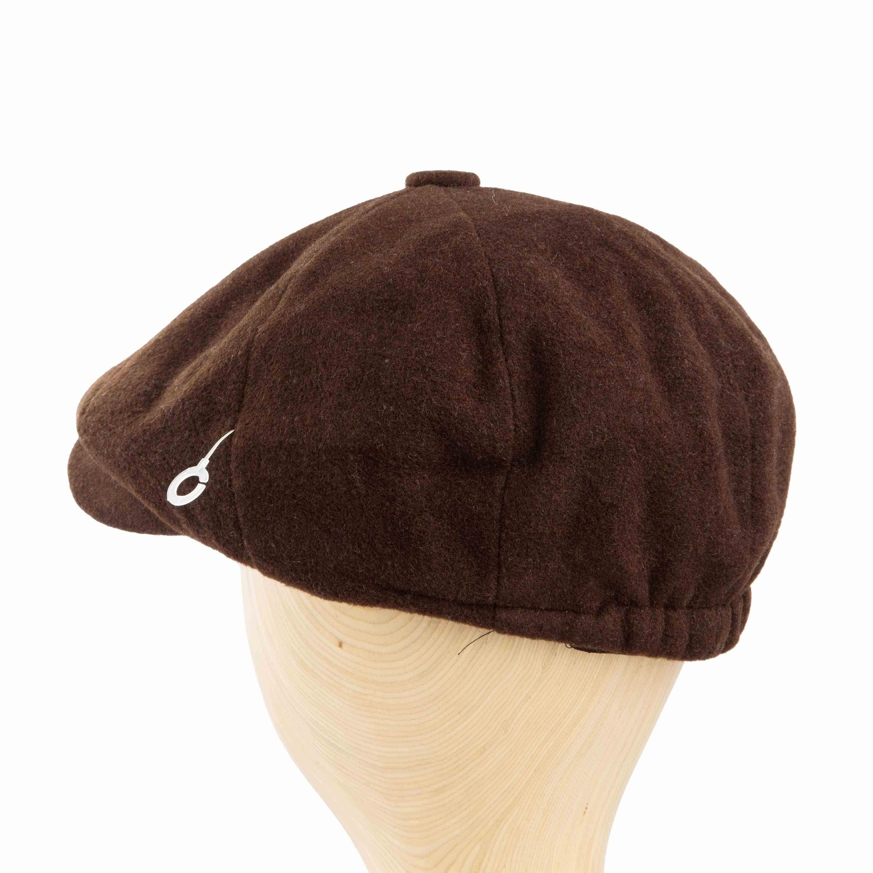 Classic solid brown newsboy cap. This versatile unisex flat cap offers timeless style, comfort, and a rich, warm touch for any outfit.