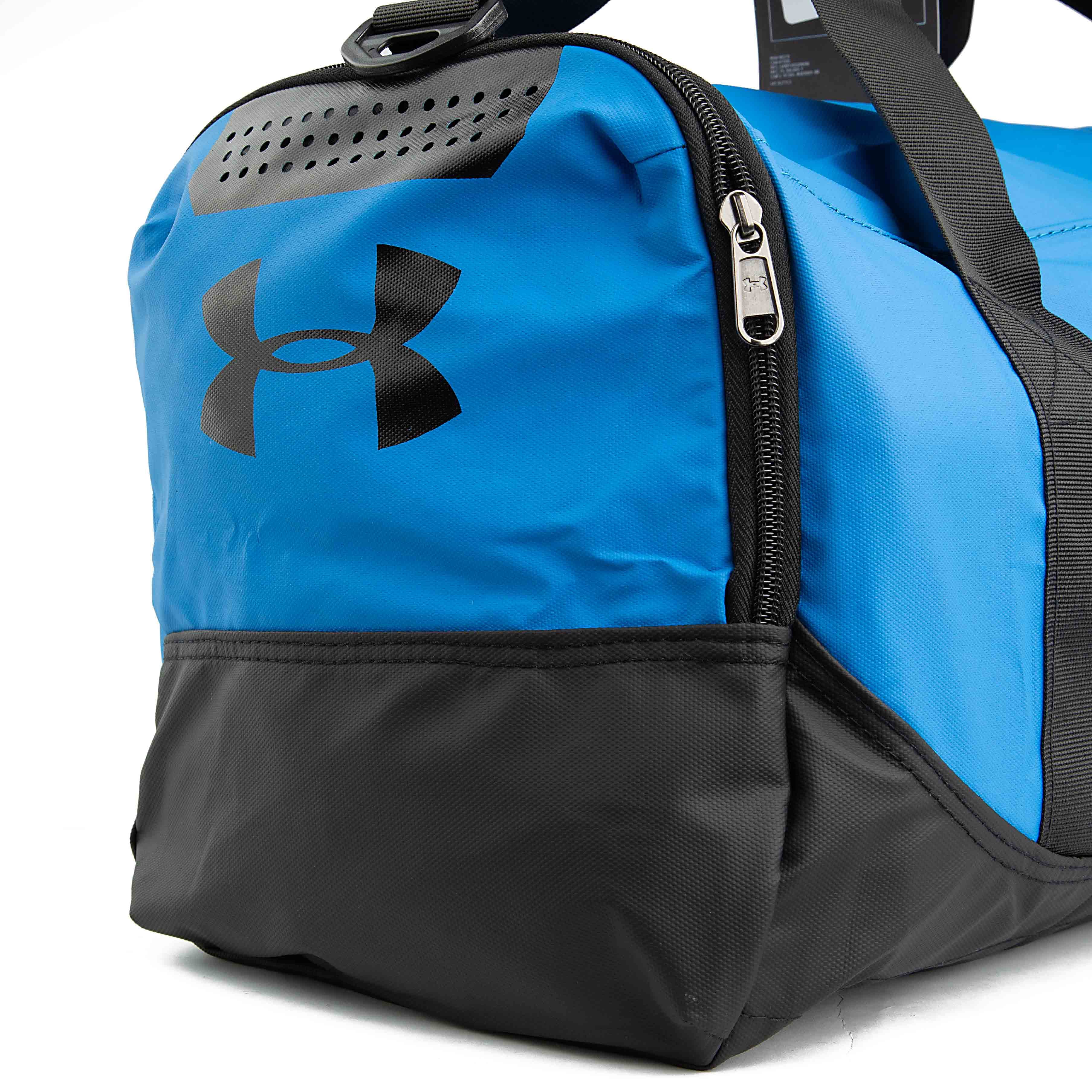 Gear up for your next workout or trip with the Under Armour Undeniable Duffel Bag. 