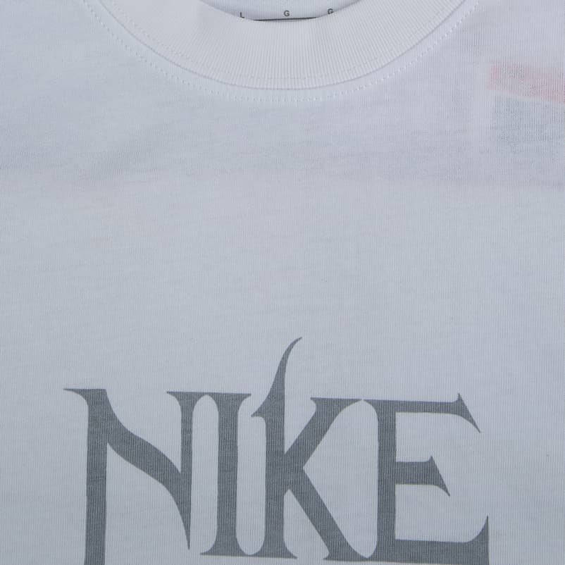 Experience ultimate comfort and relaxed style with the Nike Men's Max90 Basketball T-Shirt in Cool Grey. Loose fit, soft cotton, perfect for everyday wear and authentic hoops style.