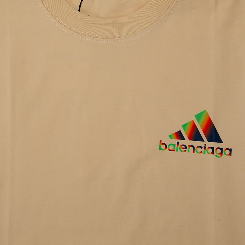 An essential piece of contemporary luxury streetwear, this Balenciaga T-shirt is crafted from a soft cotton jersey and features a classic crewneck and short sleeves.
