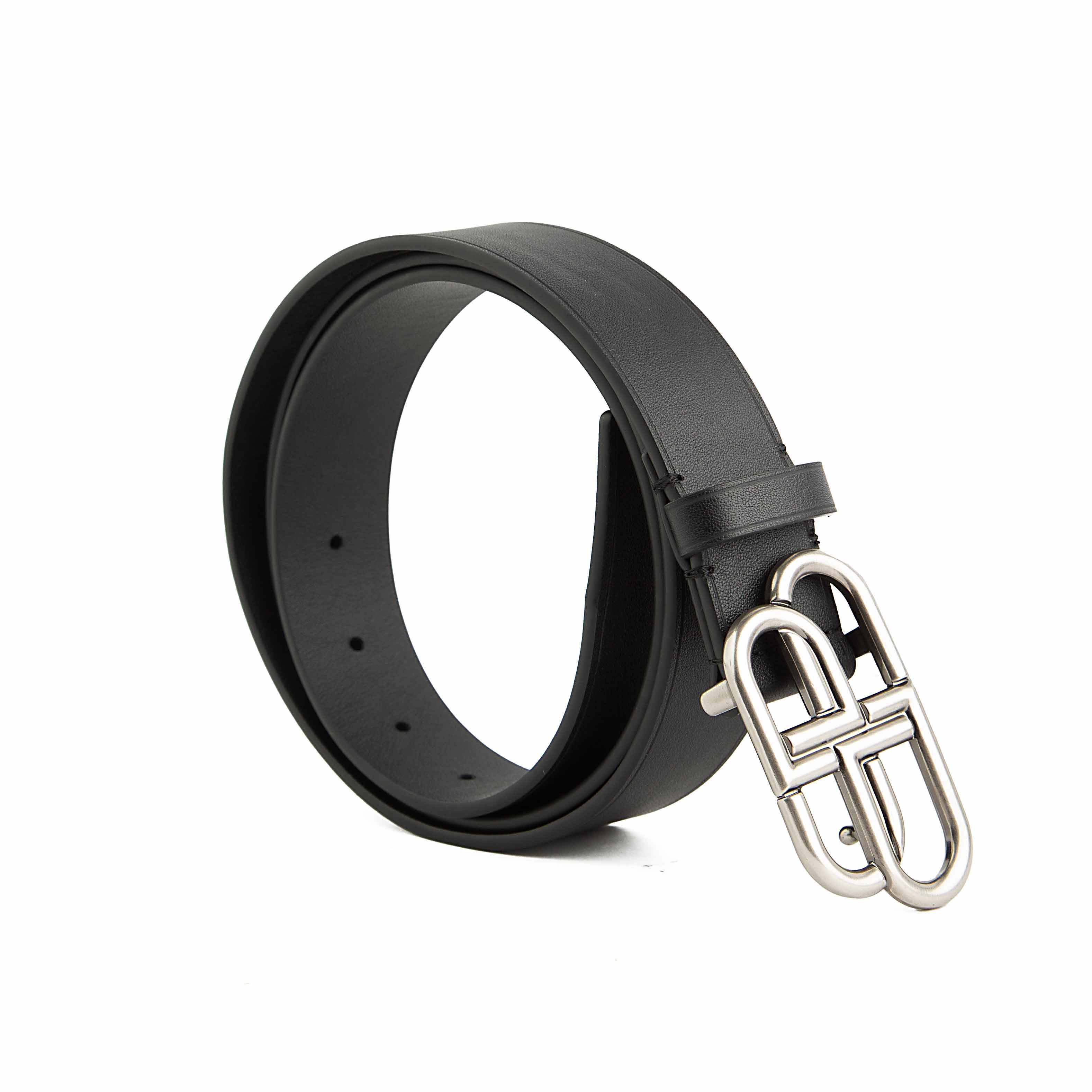 A staple of modern streetwear luxury, this belt features a thick, durable strap crafted from premium smooth calfskin leather.