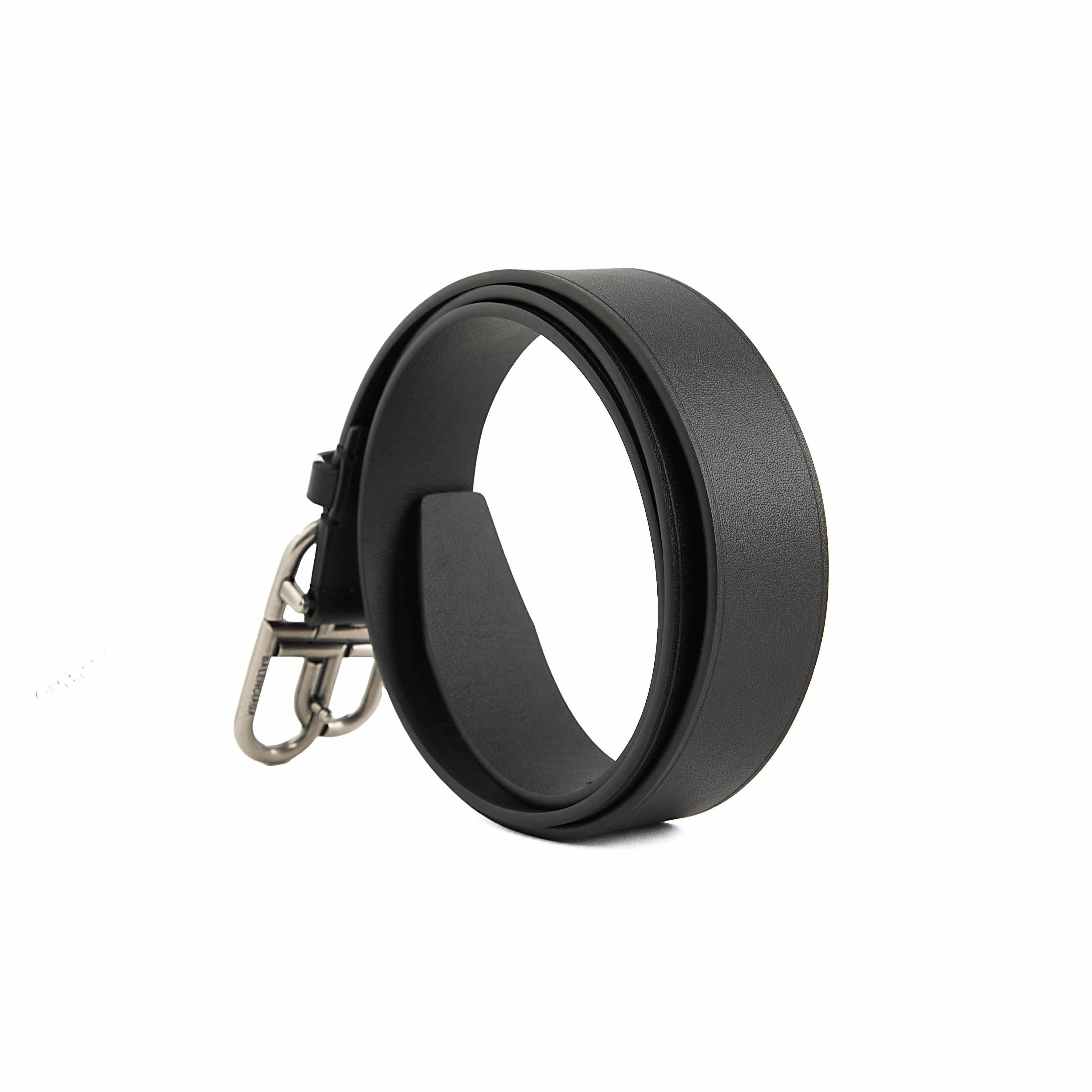 A staple of modern streetwear luxury, this belt features a thick, durable strap crafted from premium smooth calfskin leather.