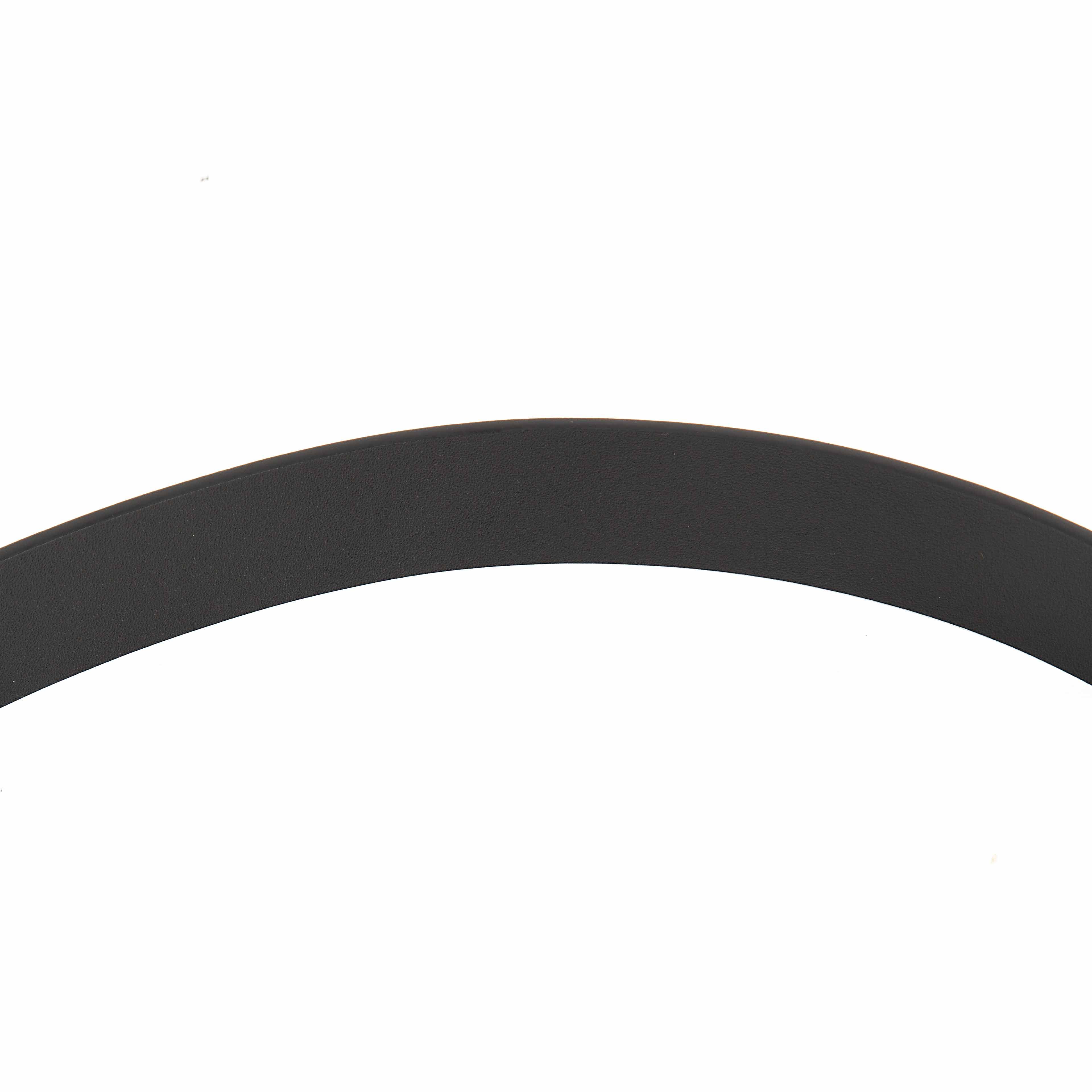 A staple of modern streetwear luxury, this belt features a thick, durable strap crafted from premium smooth calfskin leather.