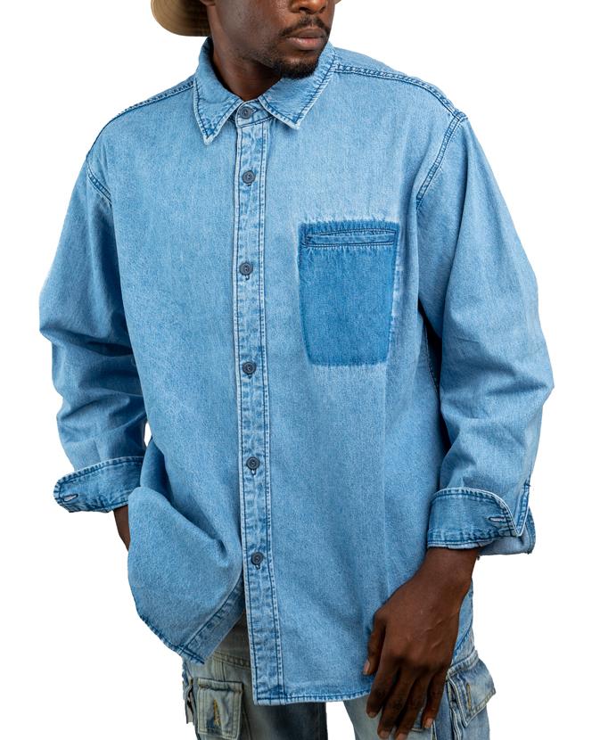 Men's light blue denim long-sleeved shirt, Levi's SilverTab Oversize model, with button-down closure and chest pockets.