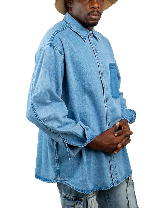 Men's light blue denim long-sleeved shirt, Levi's SilverTab Oversize model, with button-down closure and chest pockets.