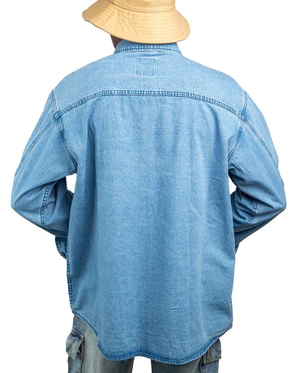 Men's light blue denim long-sleeved shirt, Levi's SilverTab Oversize model, with button-down closure and chest pockets.