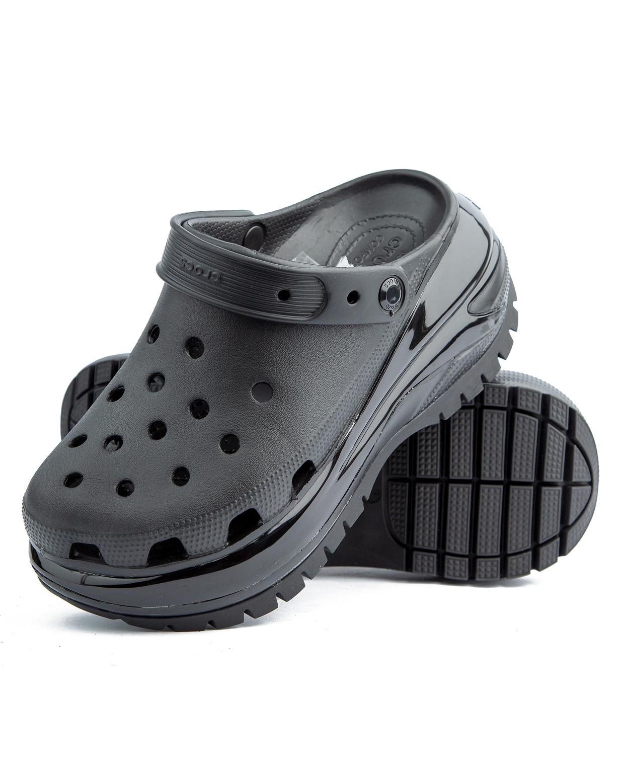 Black platform clogs with breathable design and sturdy sole – perfect for casual and outdoor wear.