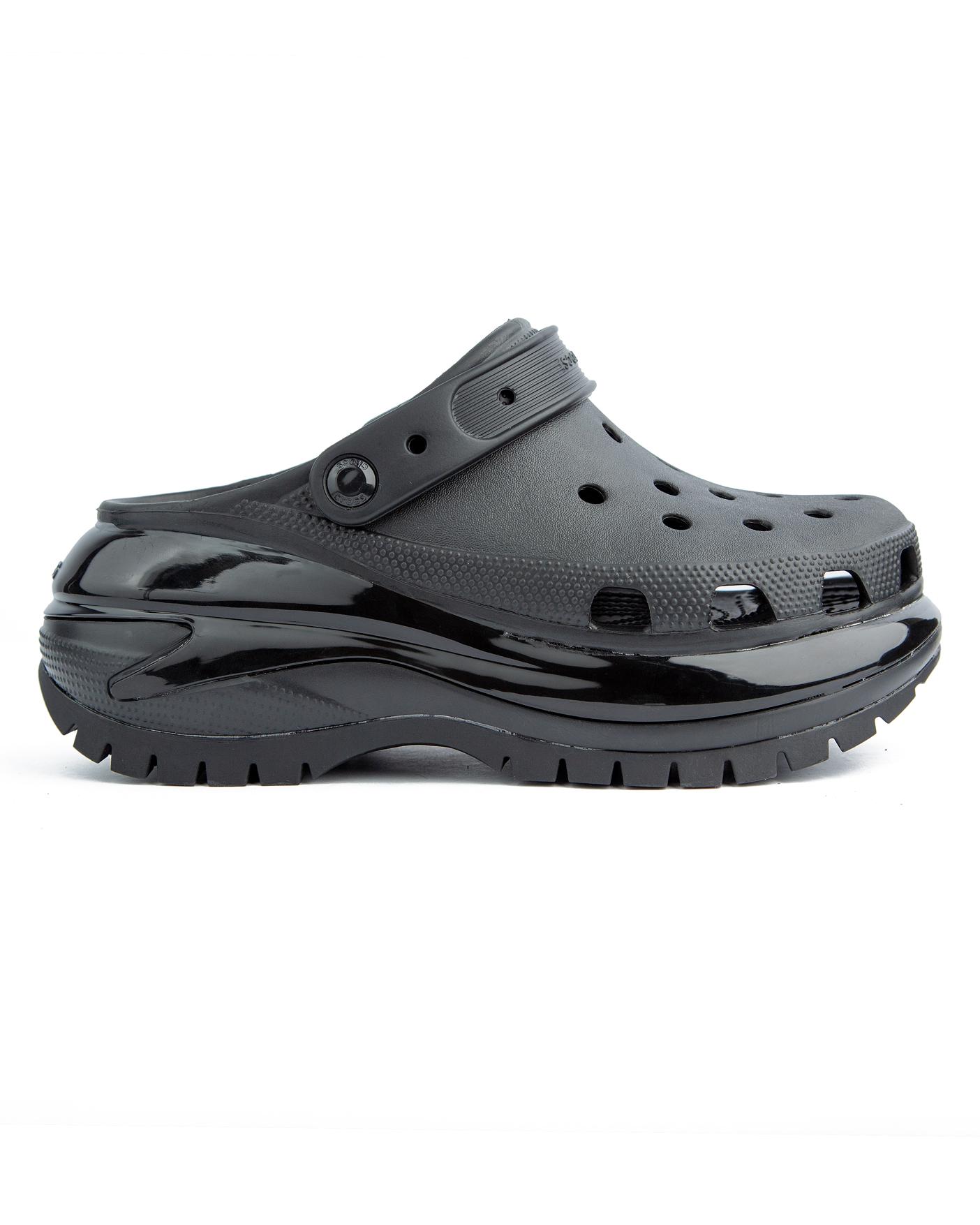 Black platform clogs with breathable design and sturdy sole – perfect for casual and outdoor wear.
