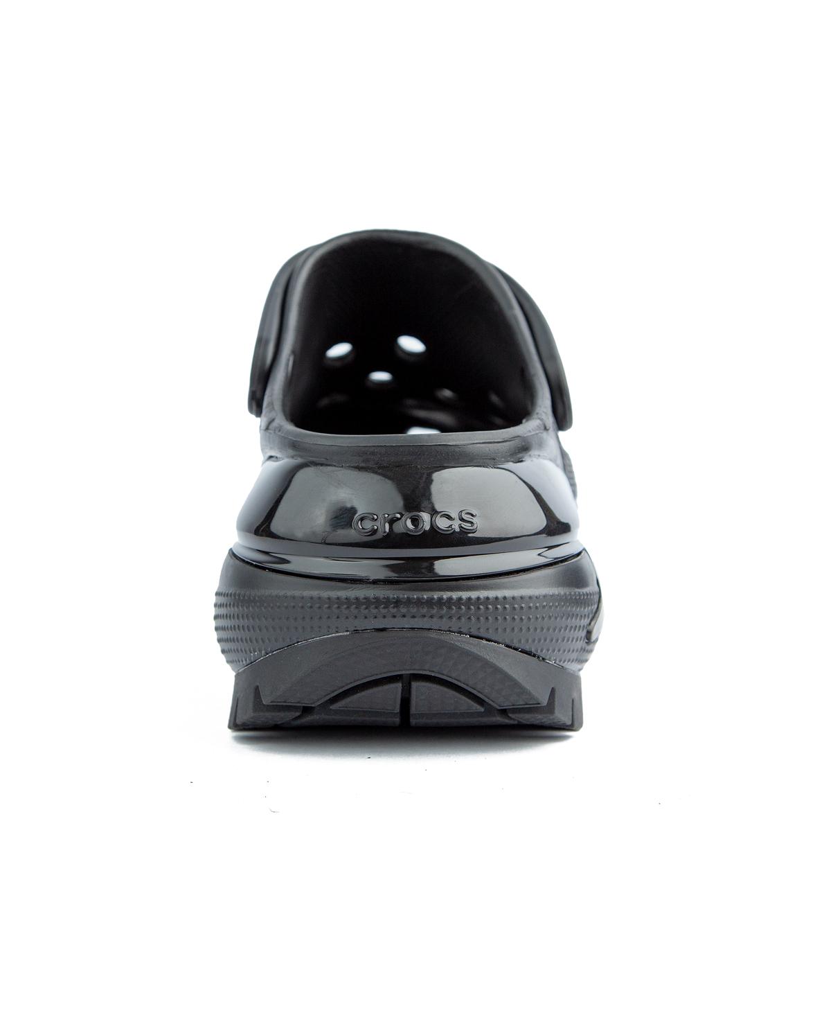 Black platform clogs with breathable design and sturdy sole – perfect for casual and outdoor wear.
