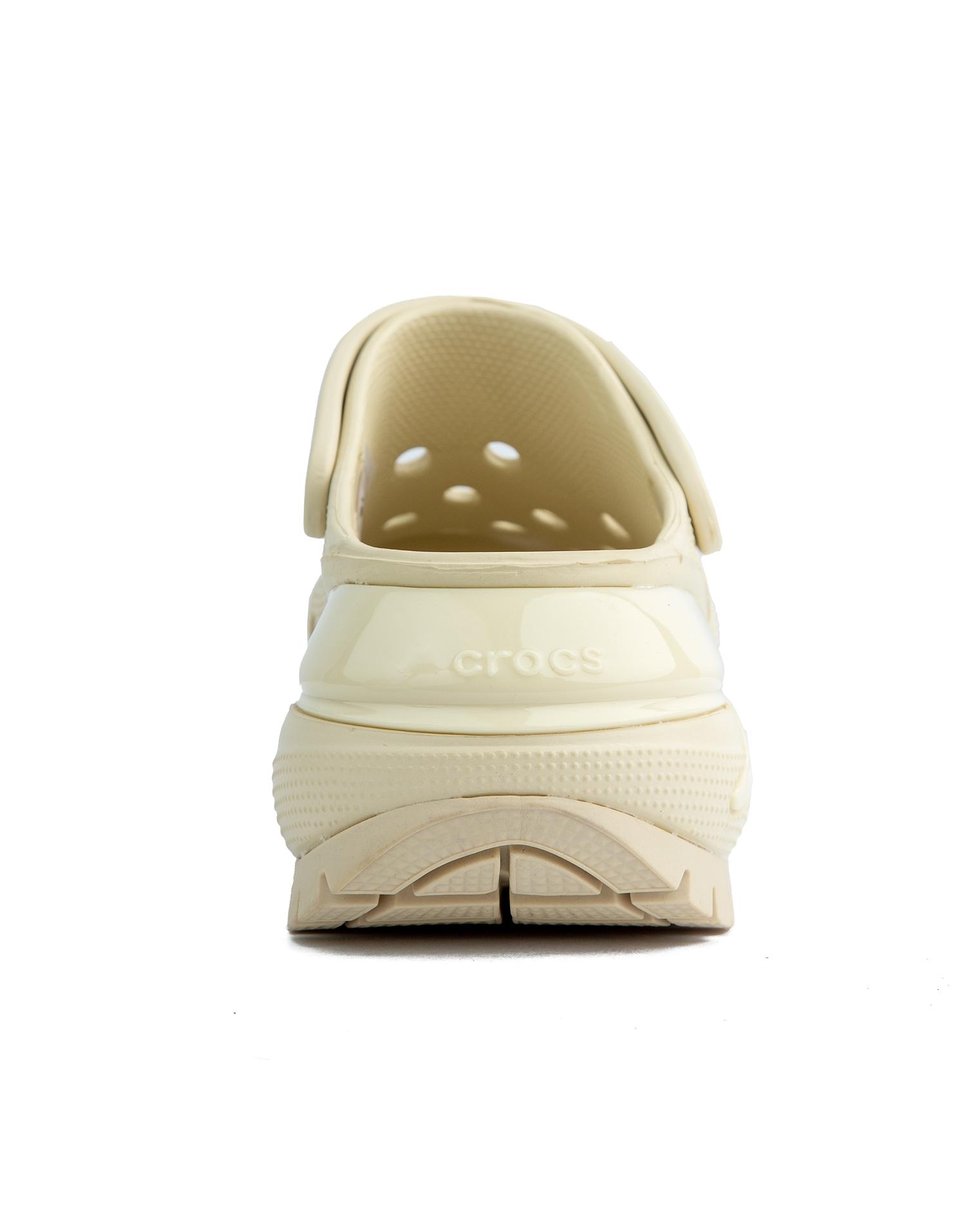 Crocs Classic Mega Crush Clog, platform casual shoe, lightweight, slip-on, ventilation holes, iconic comfort.