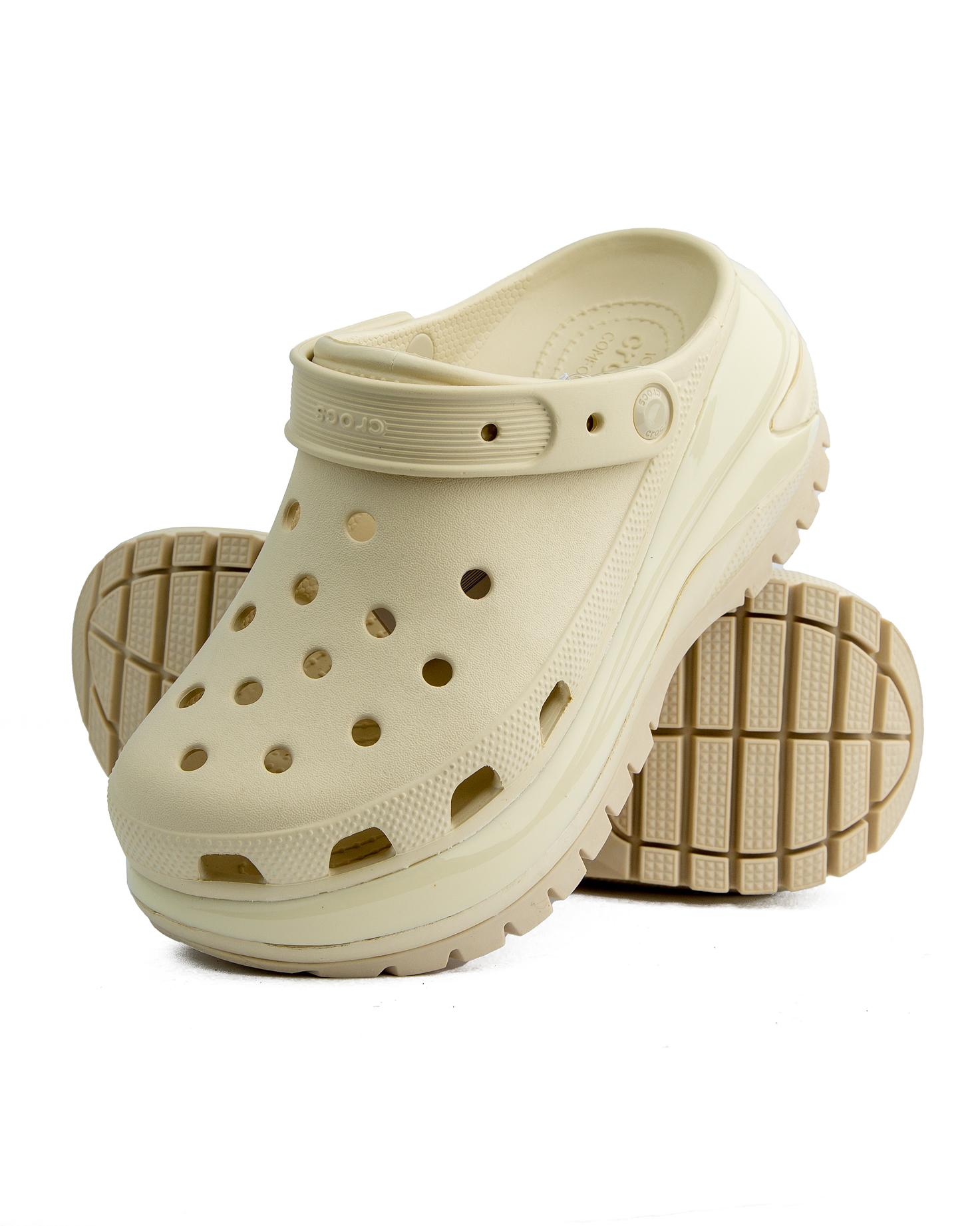 Crocs Classic Mega Crush Clog, platform casual shoe, lightweight, slip-on, ventilation holes, iconic comfort.