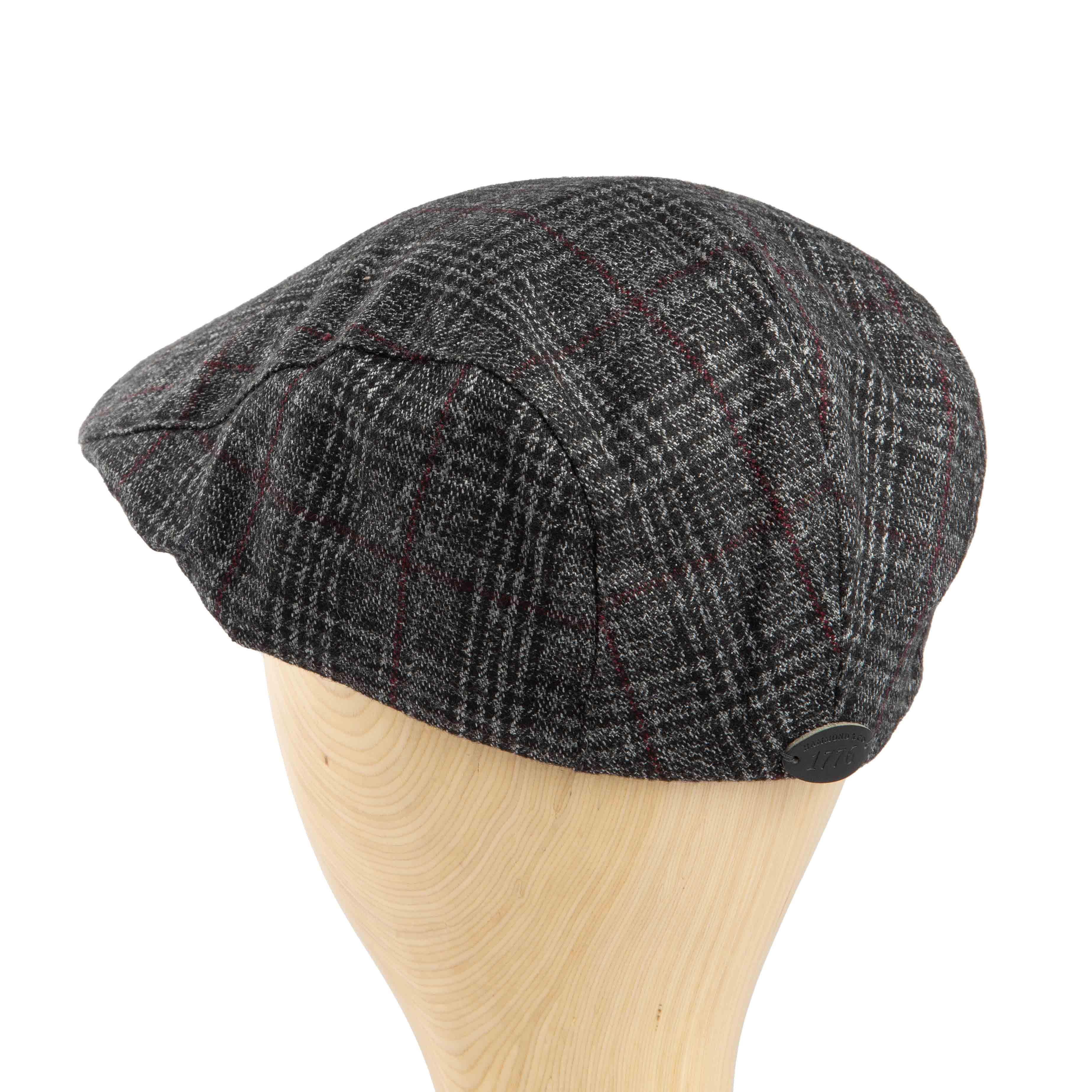 Men's stylish grey plaid flat cap, perfect for a sophisticated casual look.