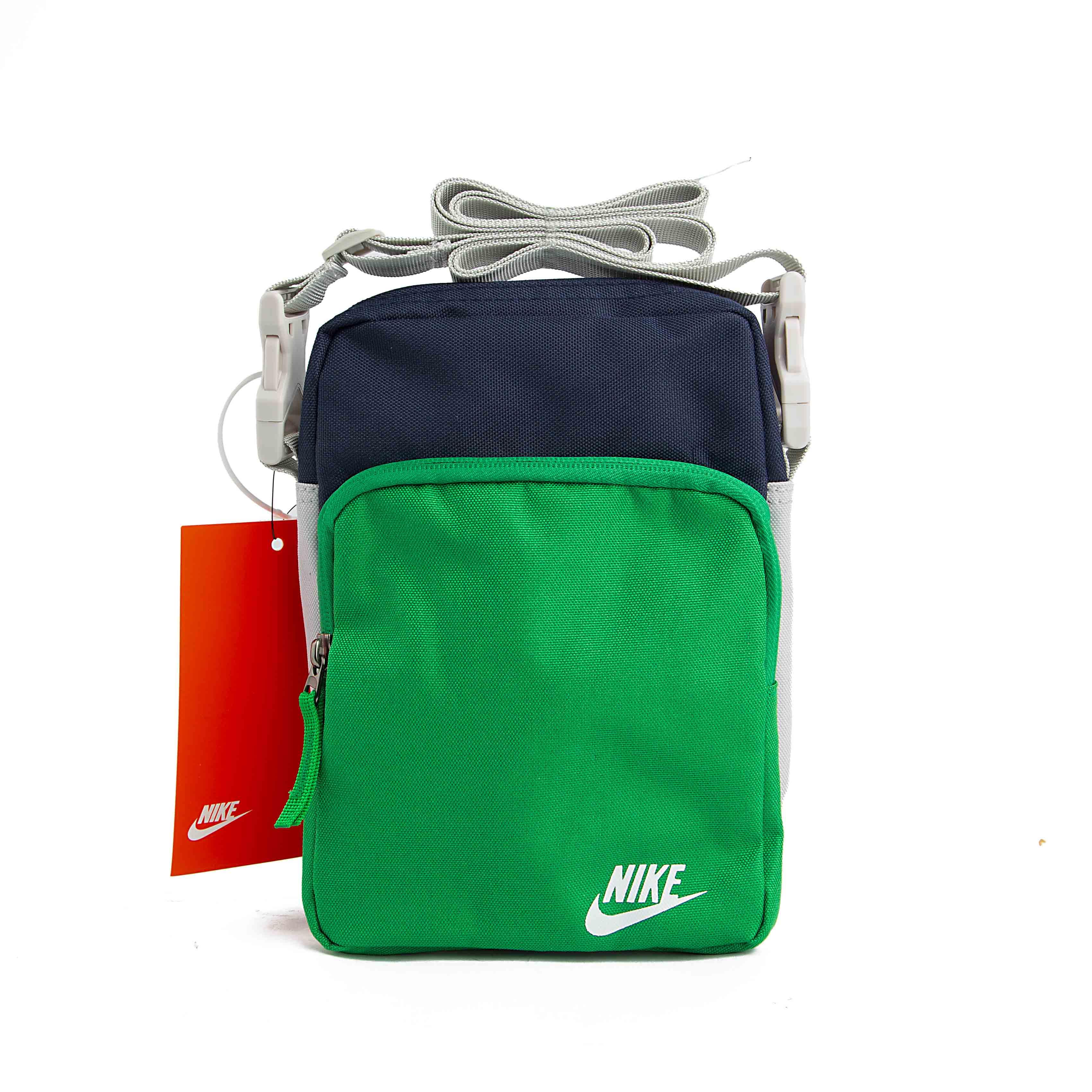 he North Face Flyweight shoulder bag in navy and grey. Lightweight and durable, perfect for essentials. Unisex design with an adjustable strap.