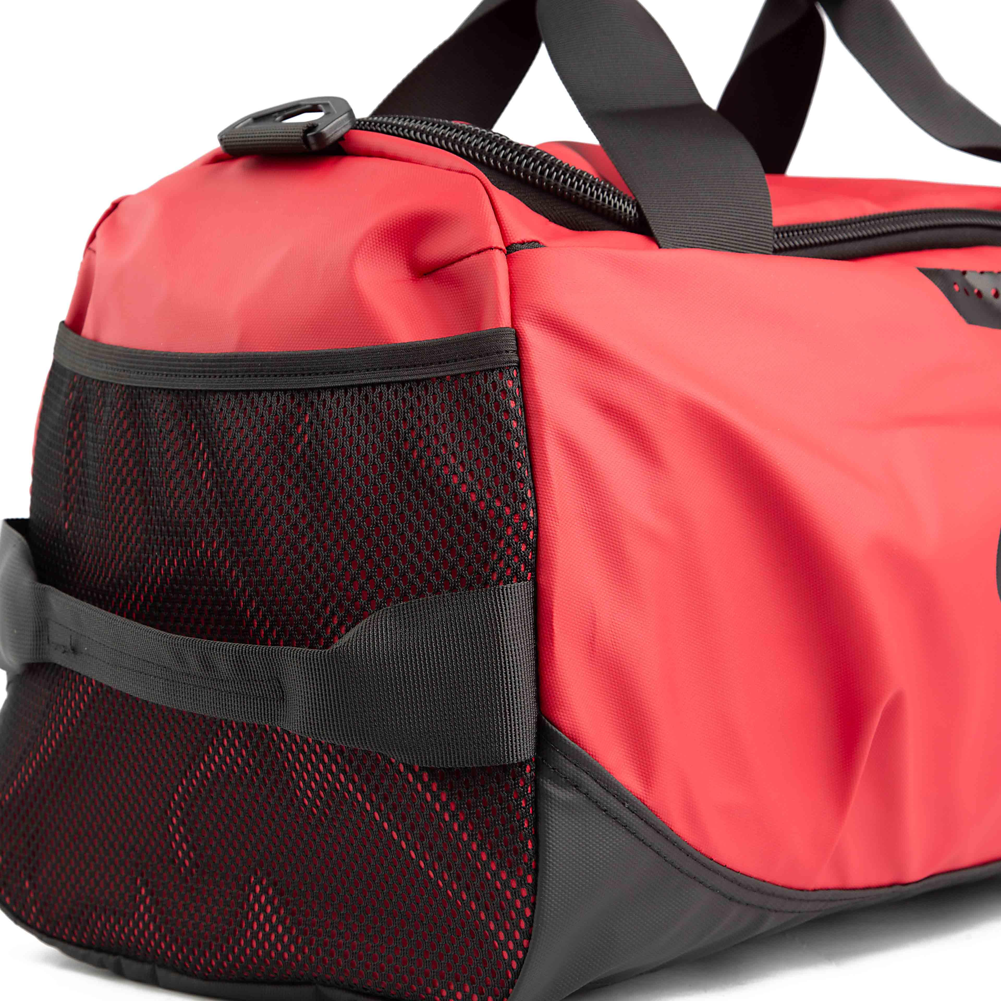 This is a versatile and durable Nike duffel bag designed for training and everyday use.