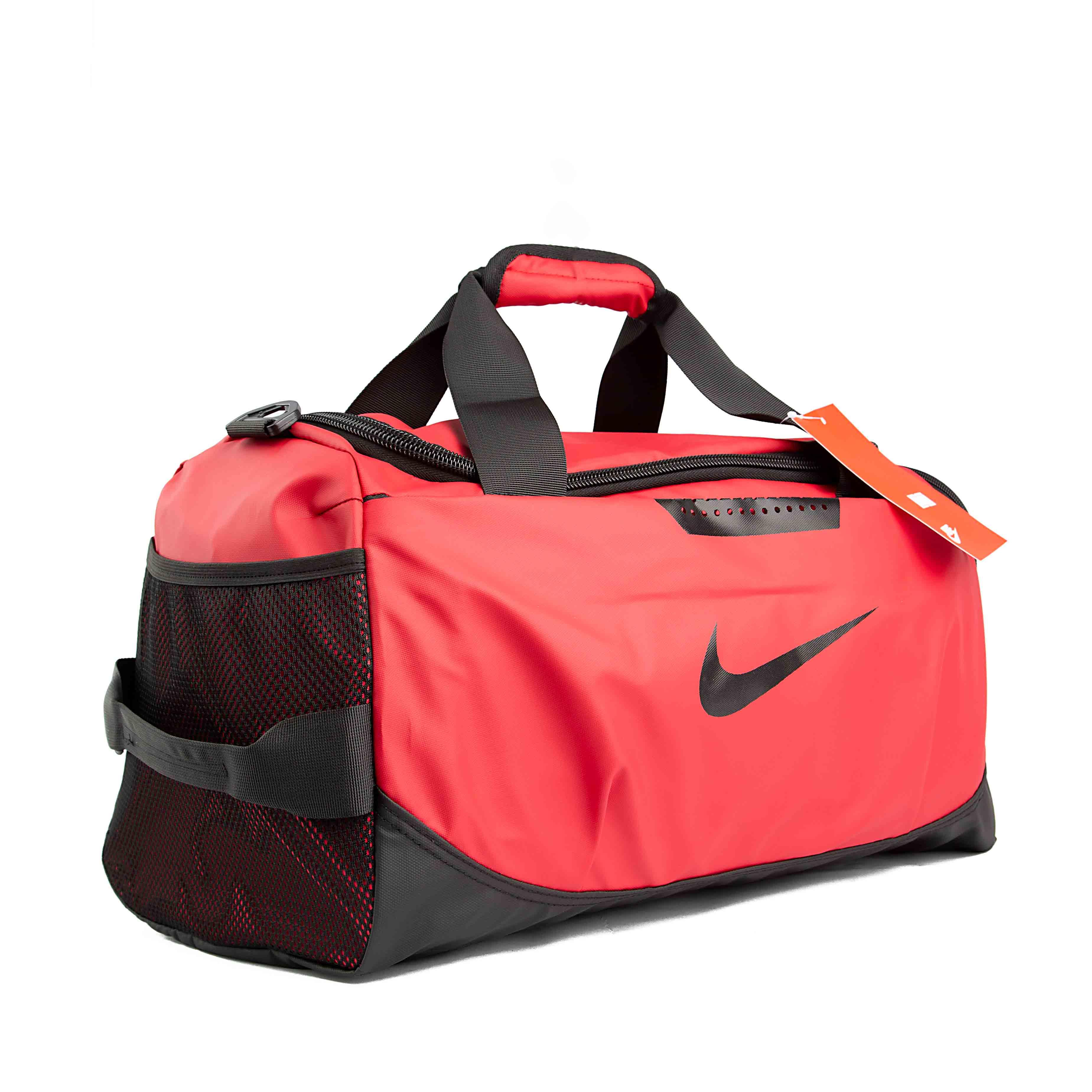 This is a versatile and durable Nike duffel bag designed for training and everyday use. 