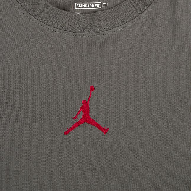 Elevate your casual style with the Jordan Flight Essentials Oversized T-Shirt. Premium comfort, iconic red Jumpman logo, and a relaxed, versatile fit for ultimate streetwear appeal.