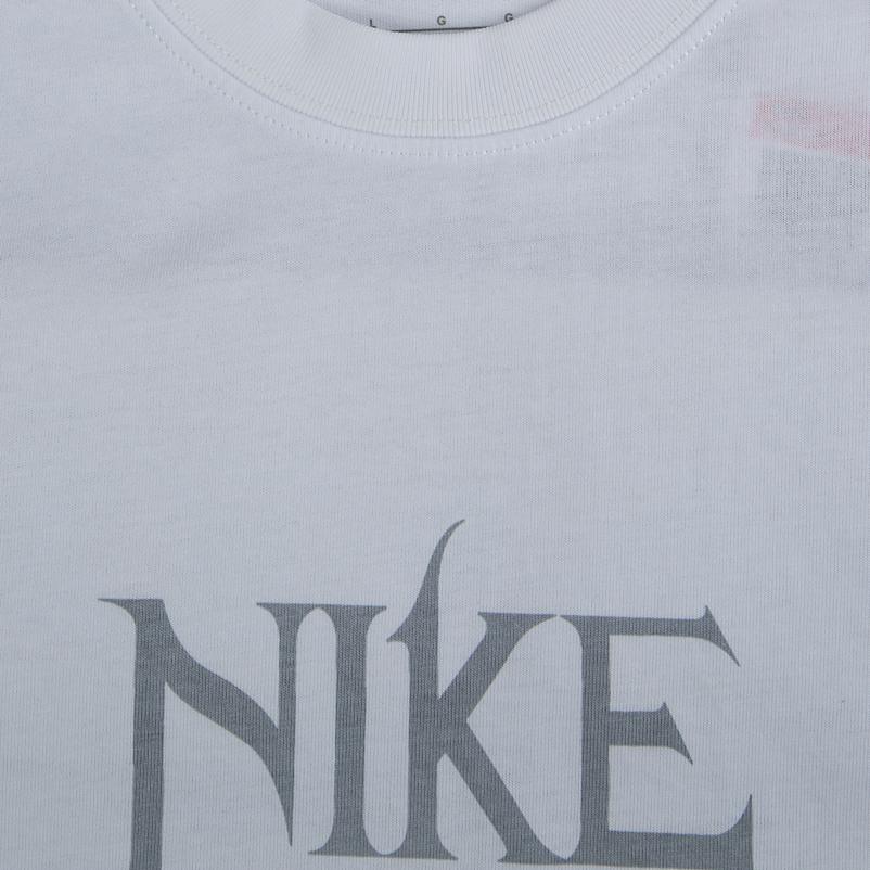 Experience ultimate comfort and relaxed style with the Nike Men's Max90 Basketball T-Shirt in Cool Grey. Loose fit, soft cotton, perfect for everyday wear and authentic hoops style.