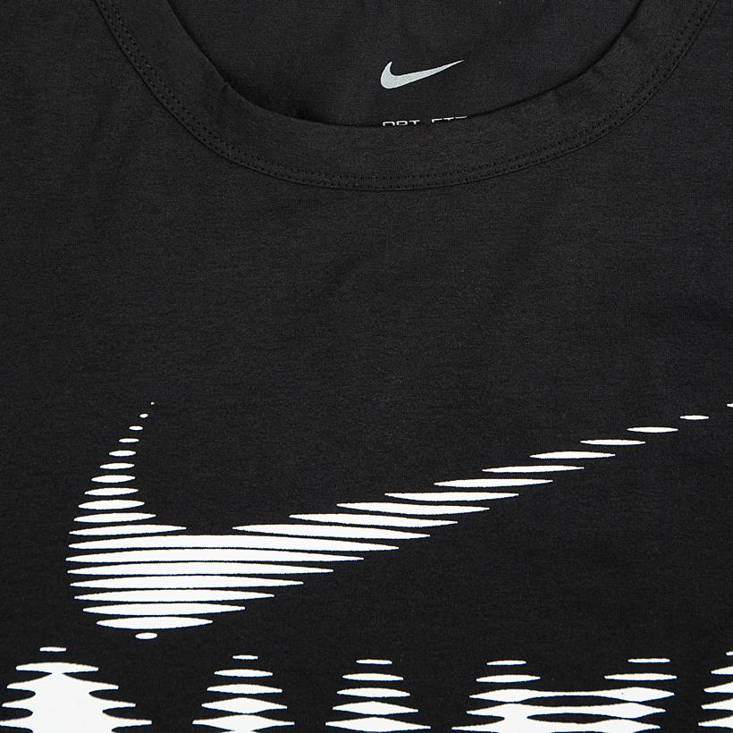 Elevate your training with the Nike Hyverse Dri-FIT UV T-Shirt. Stay dry, comfortable & protected from the sun with this versatile, black performance tee featuring the iconic glitch-effect logo. Perfect for any workout or casual wear.