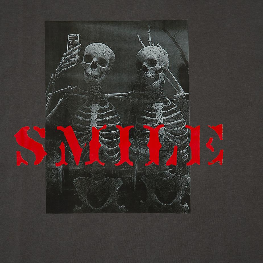 This is a relaxed-fit, crew-neck sleeveless t-shirt featuring a striking black and white graphic print.
