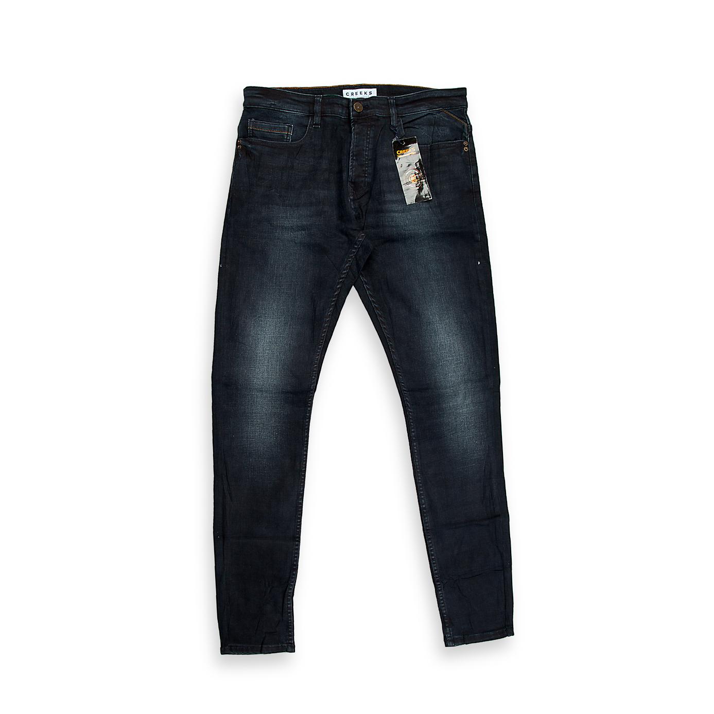 A contemporary and highly versatile pair of five-pocket jeans, perfect for elevated casual wear.