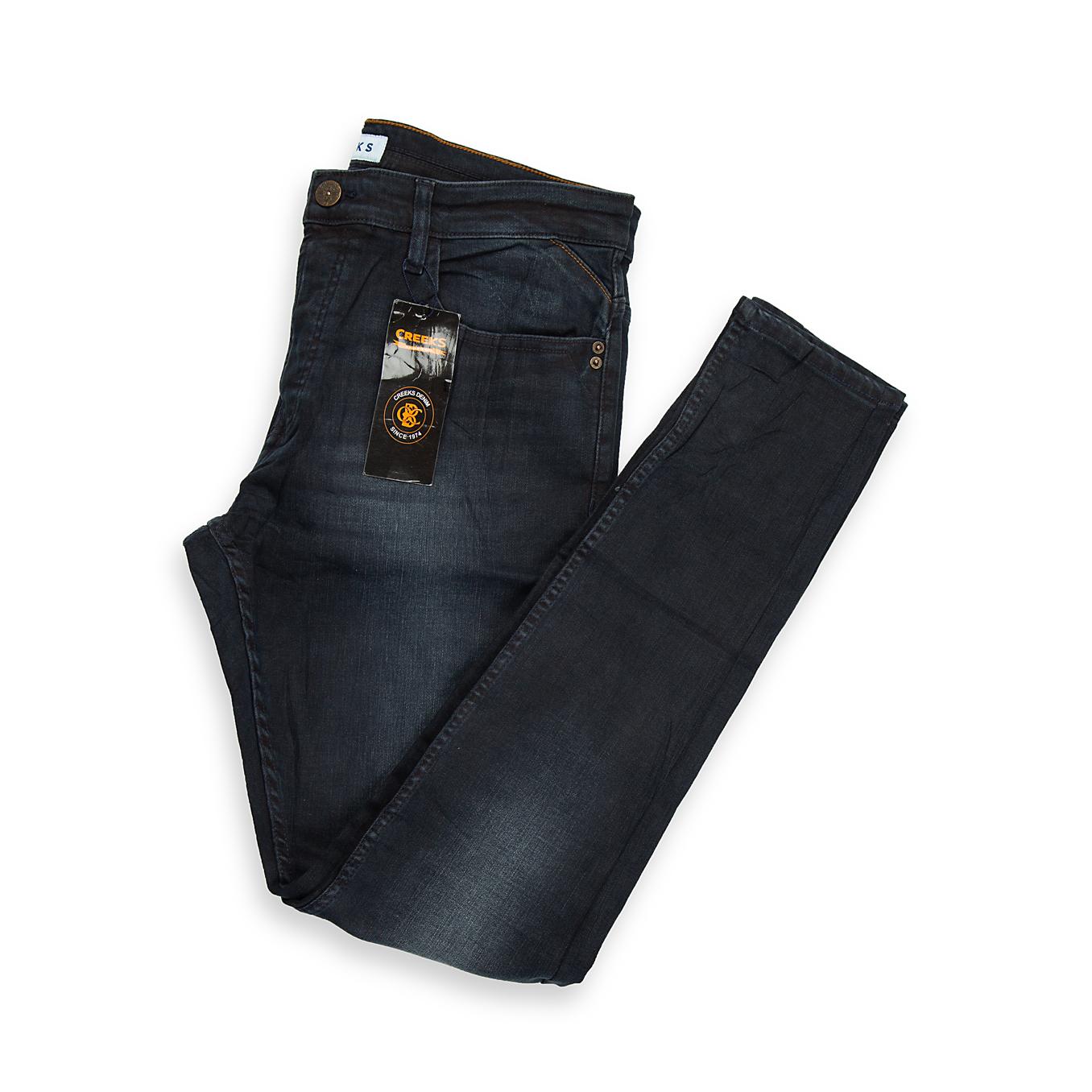 A contemporary and highly versatile pair of five-pocket jeans, perfect for elevated casual wear.