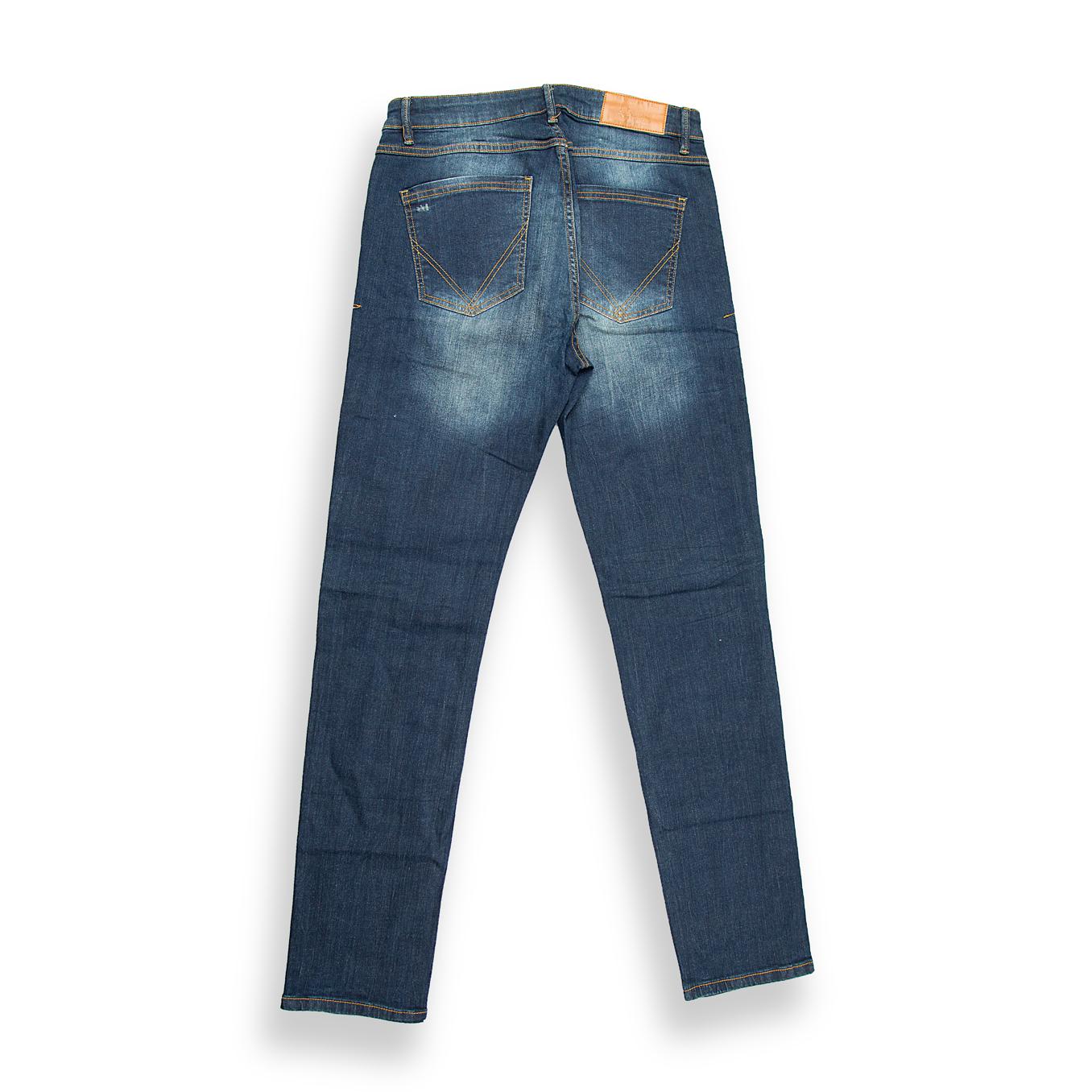 This versatile pair of jeans offers a contemporary fit with classic, wearable detailing.