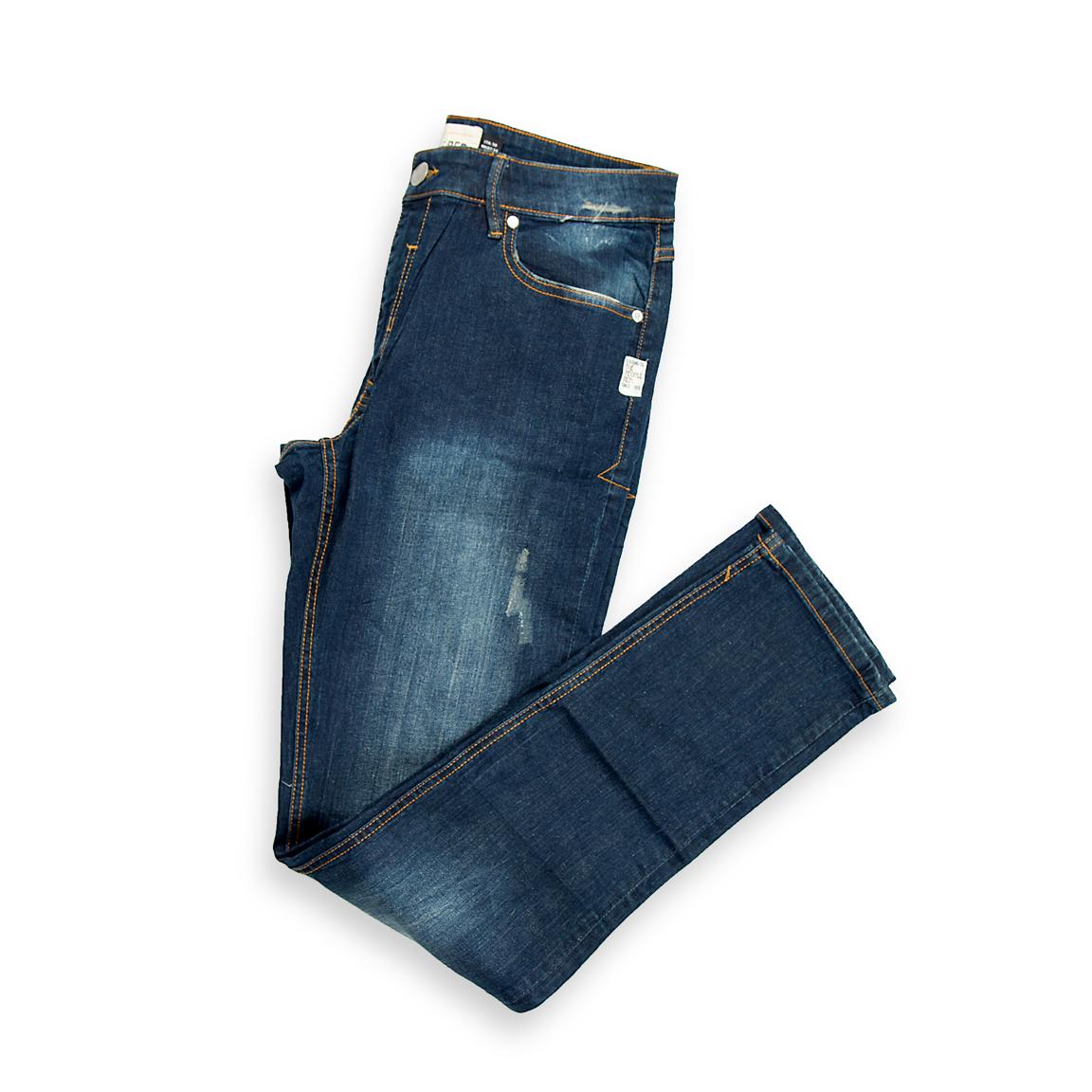 This versatile pair of jeans offers a contemporary fit with classic, wearable detailing.