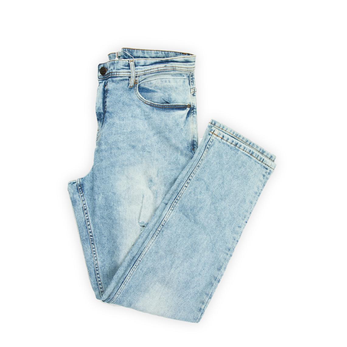 They feature a trendy light, acid-wash finish and subtle distressing and whiskering for a worn-in, authentic look.