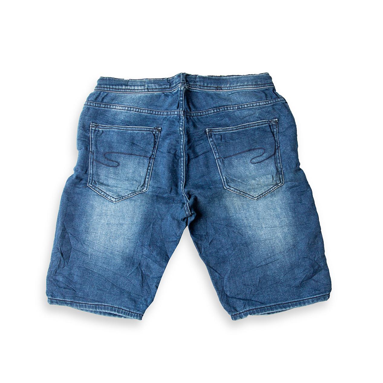 These casual shorts combine the look of denim with the comfort of joggers, making them ideal for warm-weather street style and leisure.