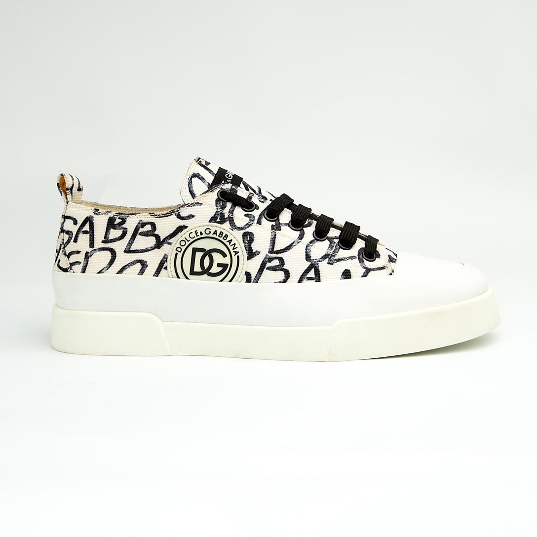 These are contemporary Dolce & Gabbana low-top sneakers featuring a classic tennis-shoe silhouette updated with bold, high-fashion branding.