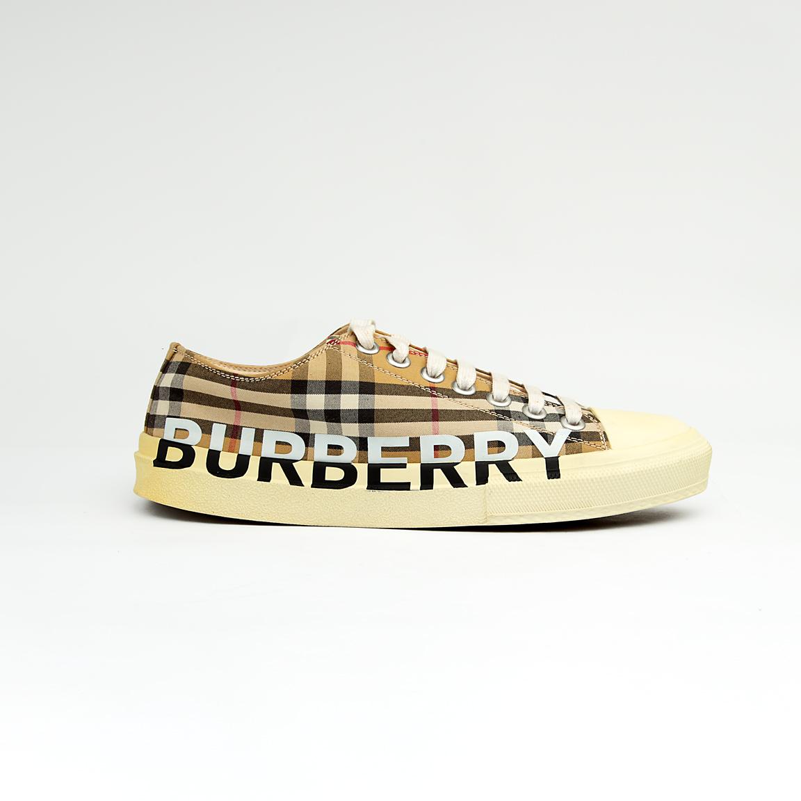 The Heritage Check Plimsoll is a contemporary luxury sneaker that reinterprets a classic canvas low-top with iconic British heritage.