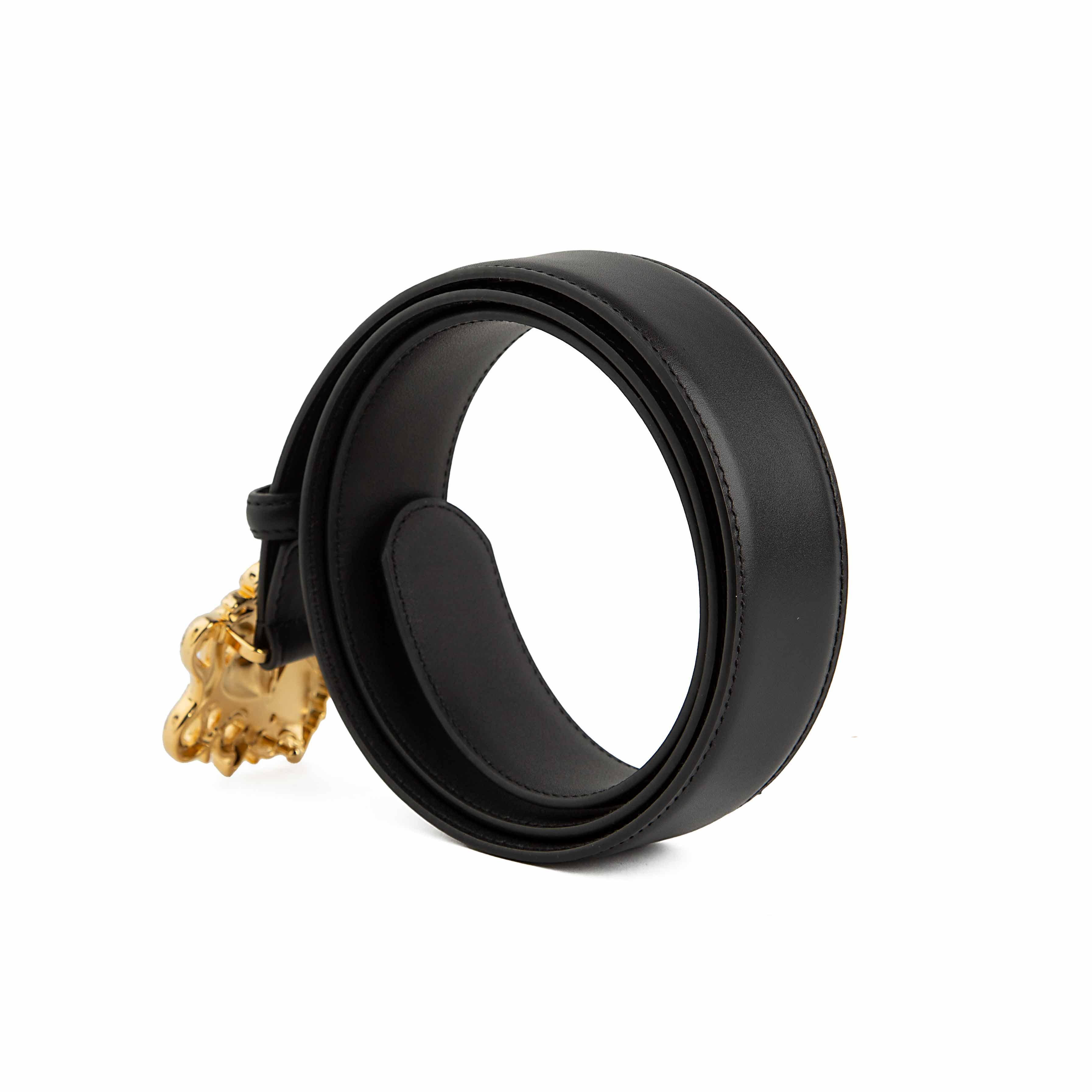 This elegant, slim-profile belt is a masterclass in understated luxury and timeless design.