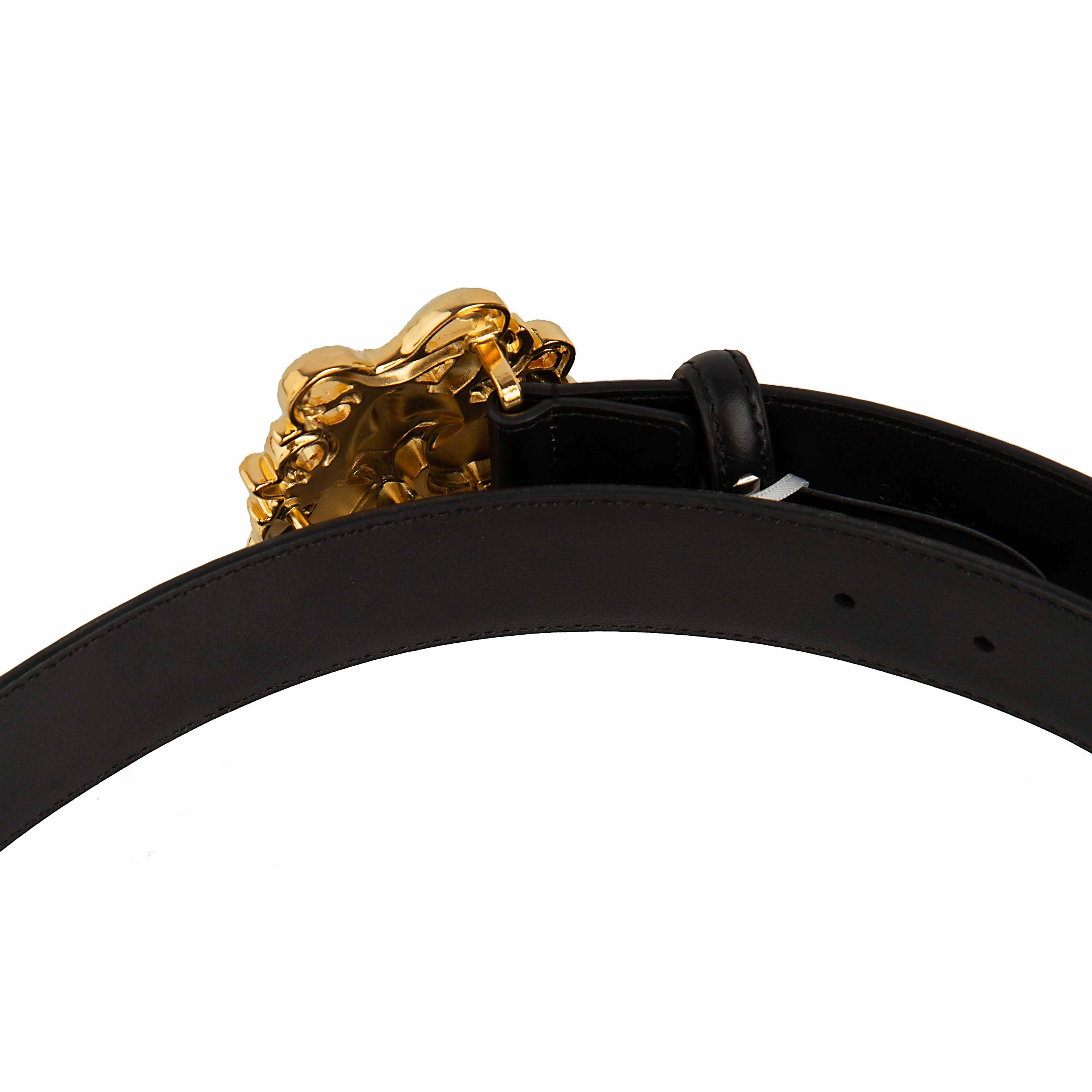 This elegant, slim-profile belt is a masterclass in understated luxury and timeless design.